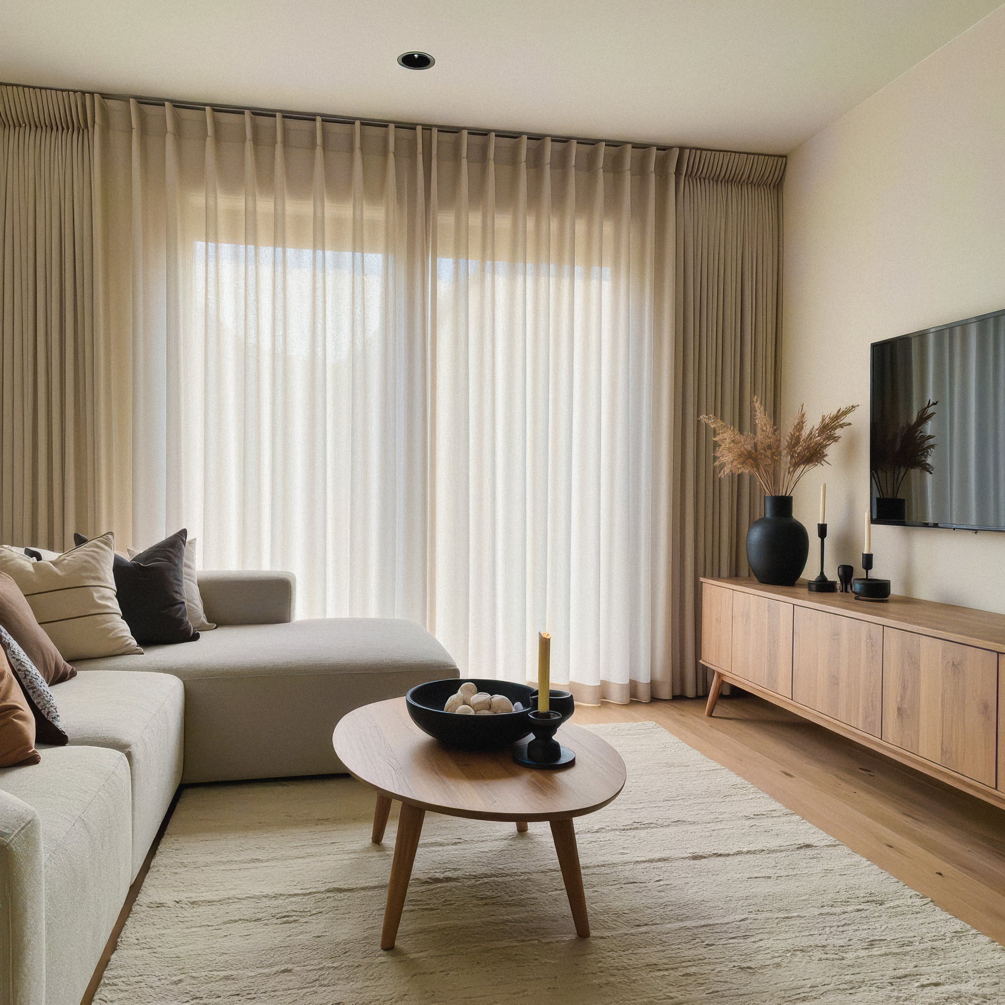 Moondust inbetween gordijnen beige woonkamer maatwerk vitrage dubbele plooi moderne raamdecoratie
