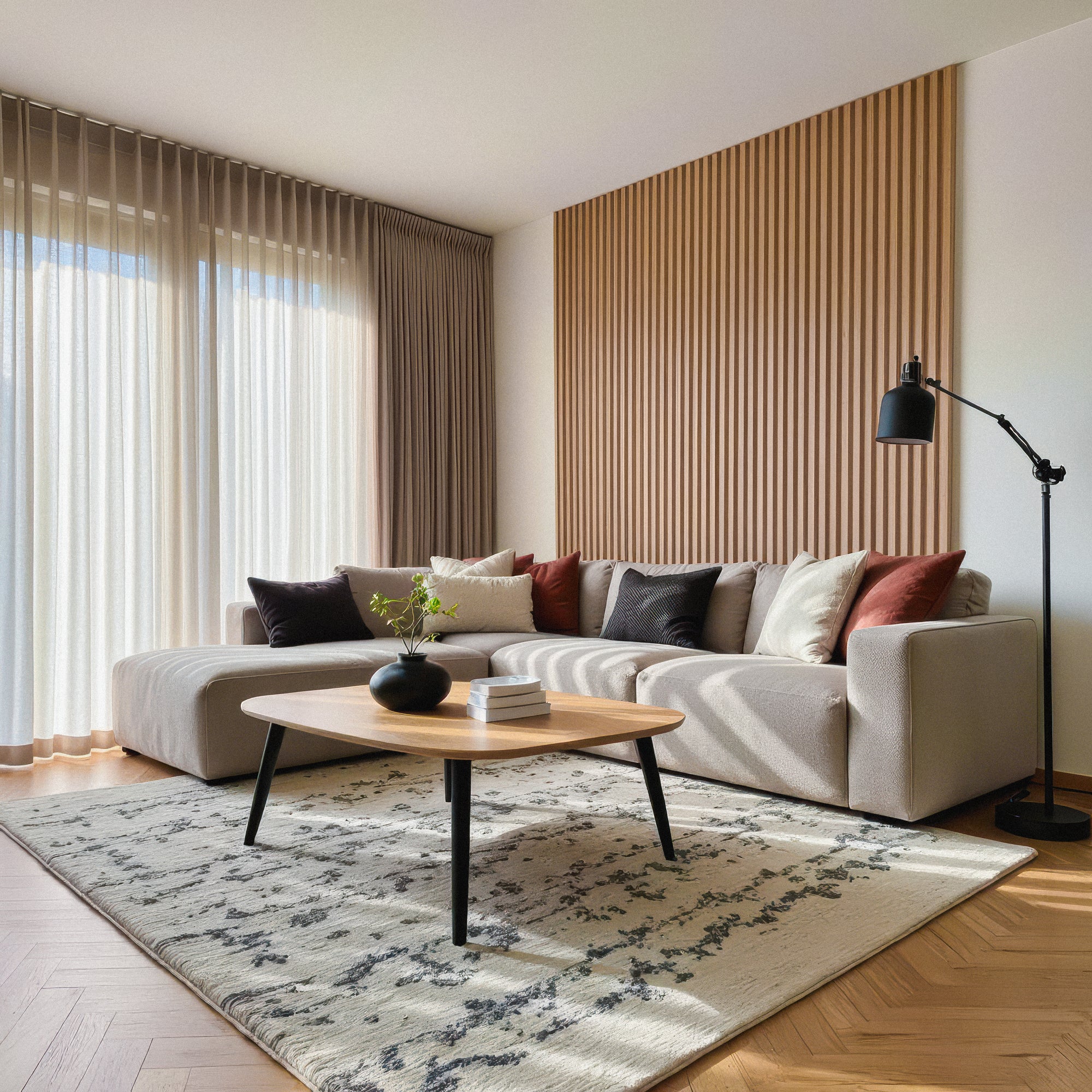 Moderne woonkamer met beige gordijnen op maat en houten wandbekleding - maatwerk raamdecoratie interieur