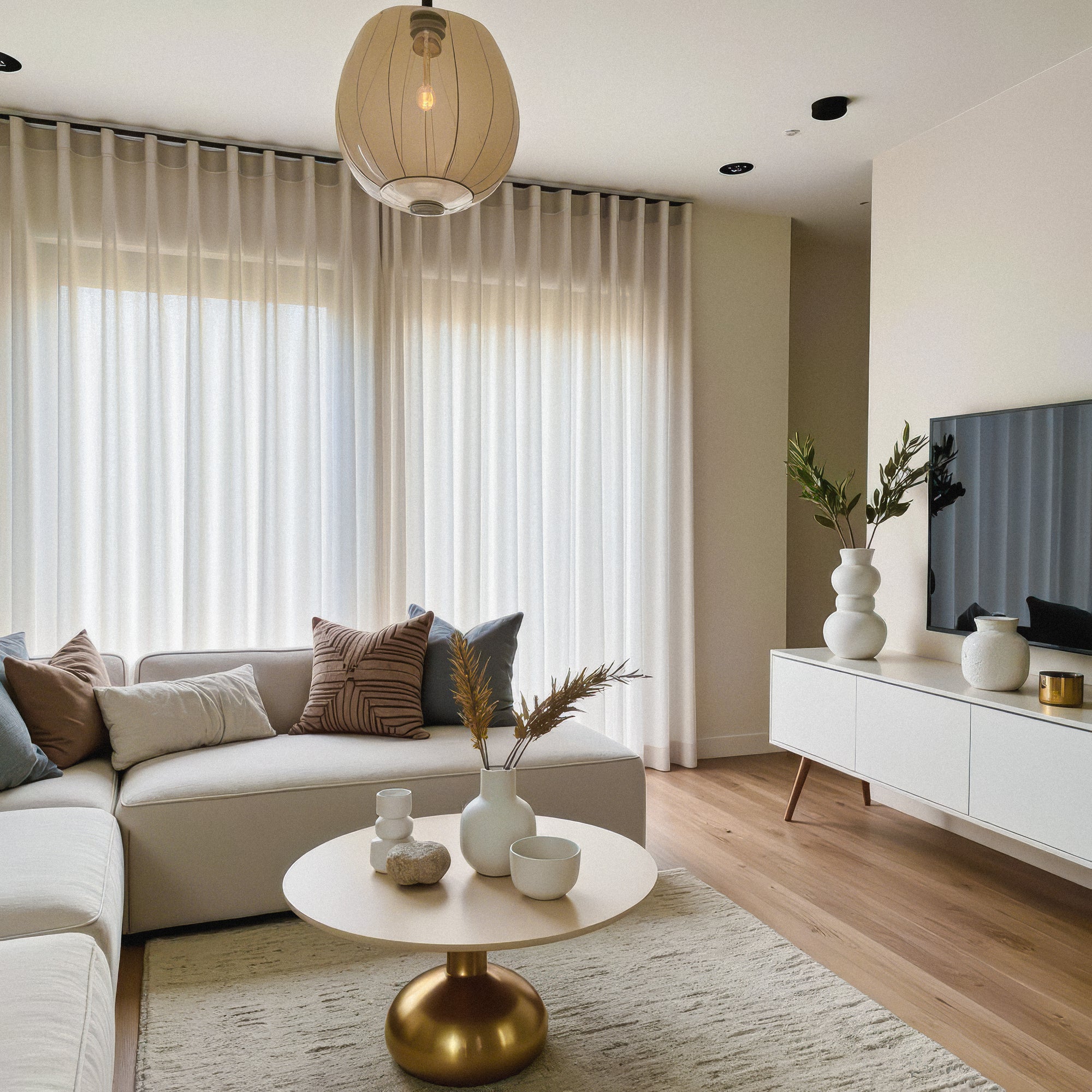 Serenity inbetween gordijnen wit transparant woonkamer maatwerk raamdecoratie moderne interieur styling